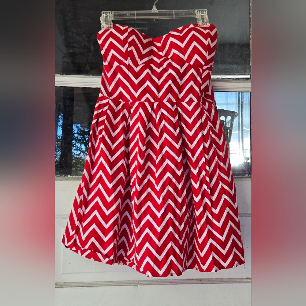 Rue 21 XL Red & White